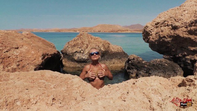 Midju Show: Public sex on the beach